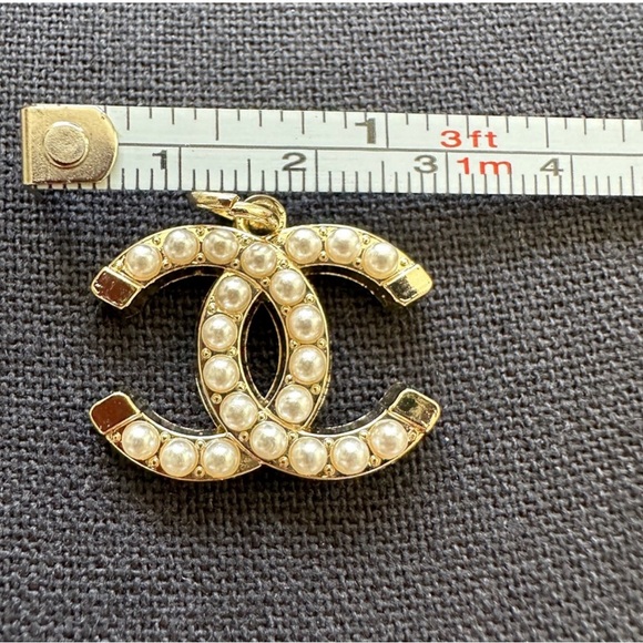 C H A N E L Zipper Pull Pearl Gold Charm Pendant 25mm / 1” - Picture 5 of 5